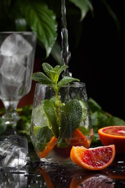 karanlık bir arka plan üzerine bir bardak limonata. sprey ve hareket