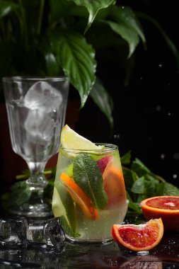 karanlık bir arka plan üzerine bir bardak limonata. sprey ve hareket