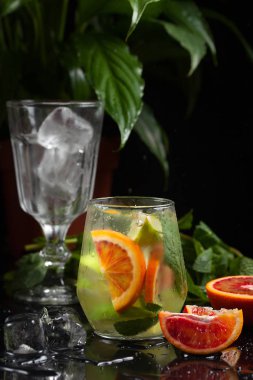 karanlık bir arka plan üzerine bir bardak limonata. sprey ve hareket