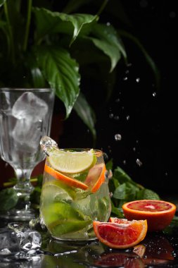 karanlık bir arka plan üzerine bir bardak limonata. sprey ve hareket