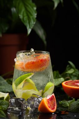 siyah arka plan üzerine buzlu votka ile Glasse