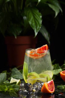 siyah arka plan üzerine buzlu votka ile Glasse