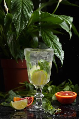 karanlık bir arka plan üzerine bir bardak limonata. sprey ve hareket