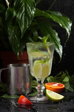 karanlık bir arka plan üzerine bir bardak limonata. sprey ve hareket