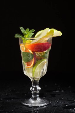 siyah arka plan üzerine buzlu votka ile cam