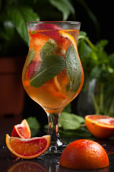Aperatif votka, portakal suyu ve nane ile. Seçici odak. Klasik tornavida kokteyl içki. Yaz ferahlık