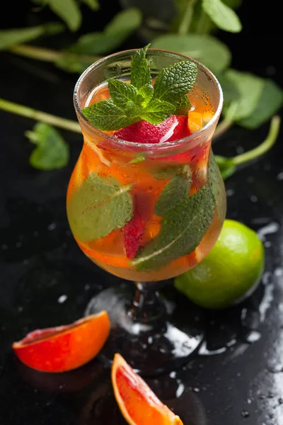 Ny sommar kalla orange cocktail med lime och mynta — Stockfoto