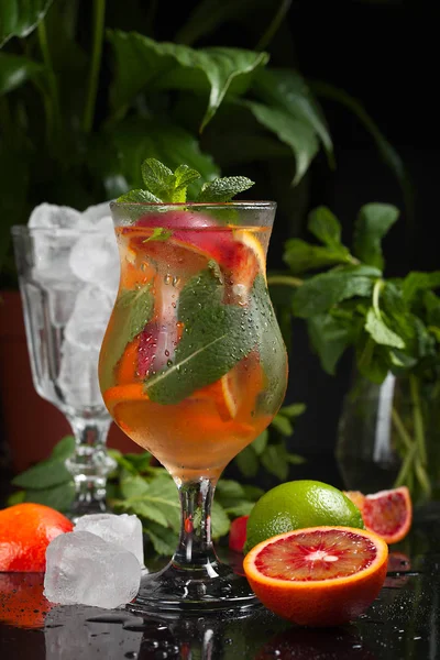 Taze yaz soğuk turuncu limon ve nane ile kokteyl