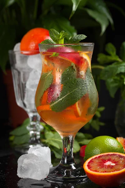 Taze yaz soğuk turuncu limon ve nane ile kokteyl