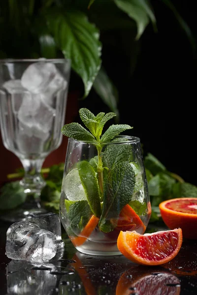 karanlık bir arka plan üzerine bir bardak limonata. sprey ve hareket