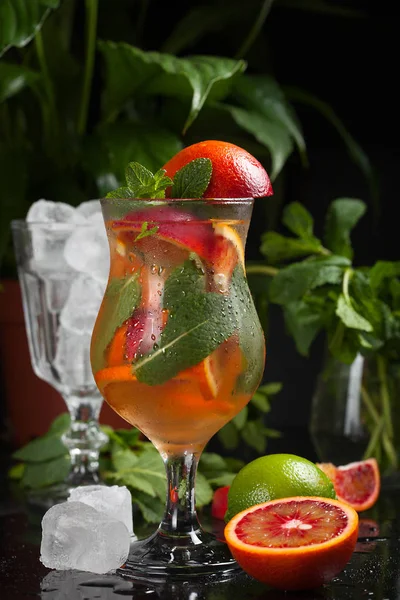 Frisse zomer koude oranje cocktail met limoen en munt — Stockfoto