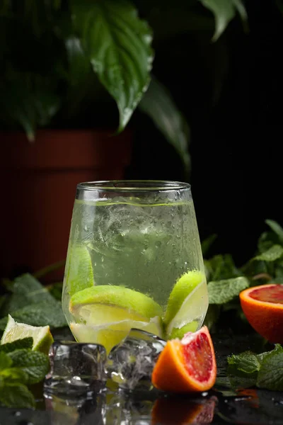 Glasse med iced vodka på svart bakgrund — Stockfoto