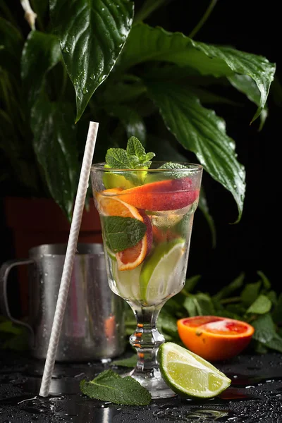 Vaso con vodka helado sobre fondo negro — Foto de Stock