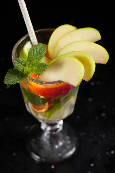 Vaso con vodka helado sobre fondo negro — Foto de Stock