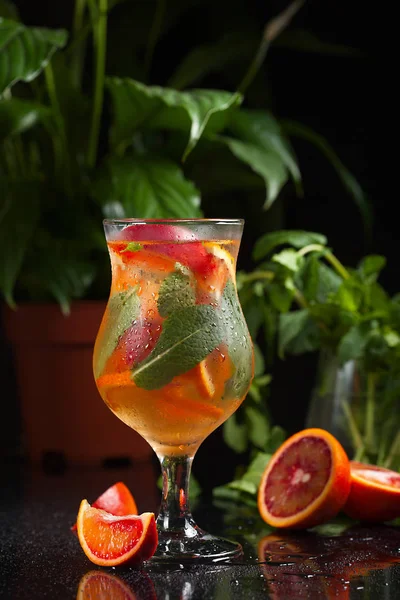 Aperitivo com vodka, suco de laranja e hortelã. Foco seletivo. Bebida clássica de cocktail de chave de fenda. Refrigério de verão Fotografia De Stock