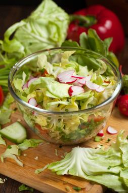 domates, salatalık, lahana sebze salatası arka planda, seçici odak için bir kase salata