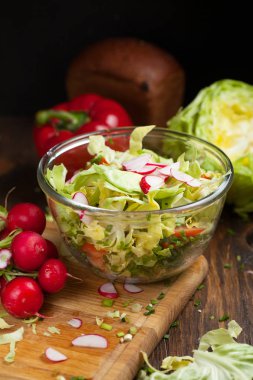 domates, salatalık, lahana sebze salatası arka planda, seçici odak için bir kase salata