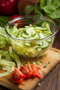 domates, salatalık, lahana sebze salatası arka planda, seçici odak için bir kase salata