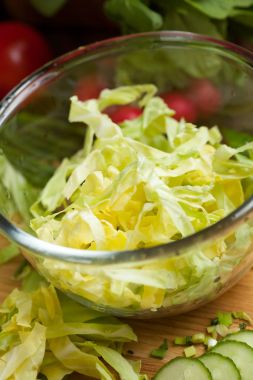 domates, salatalık, lahana sebze salatası arka planda, seçici odak için bir kase salata