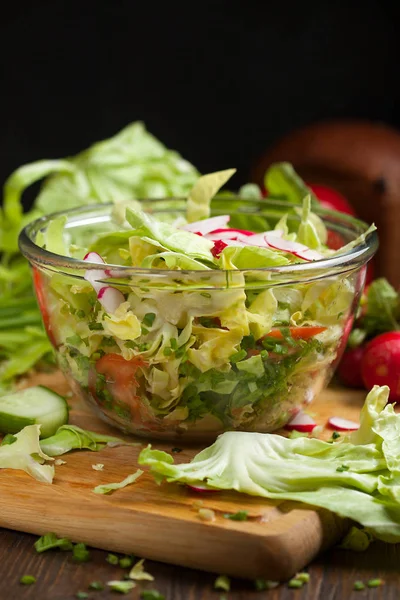 Salada em uma tigela de tomate, pepino, legumes de repolho para salada no fundo, foco seletivo — Fotografia de Stock