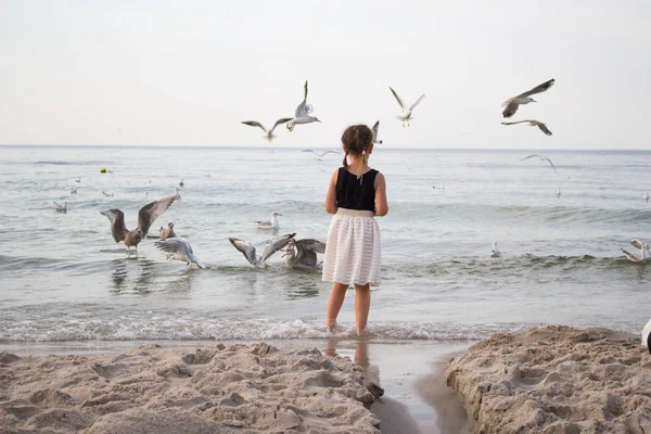 Girl by the sea — Stock Photo, Image