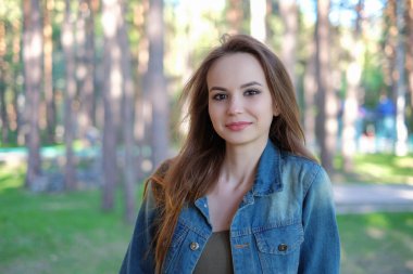 parkta güzel bir genç kadın. Açık dikey