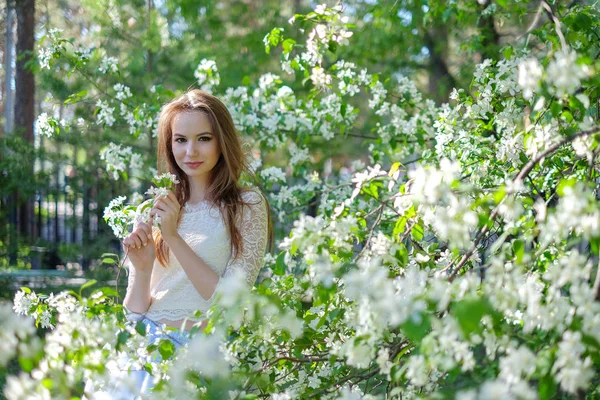 Естественная женщина в яблоневом саду — стоковое фото