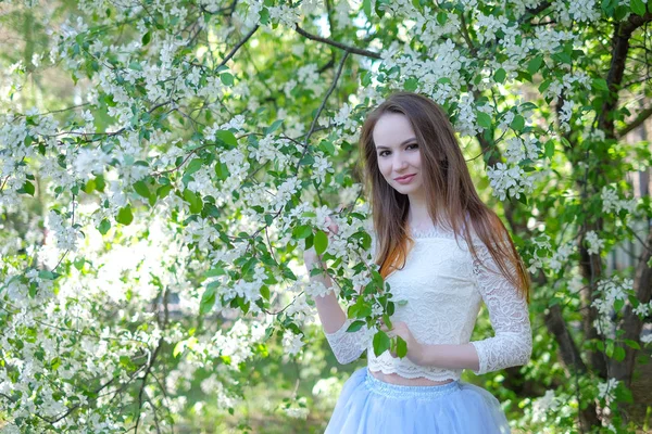 Hermosa chica de primavera en el árbol en flor — Foto de Stock