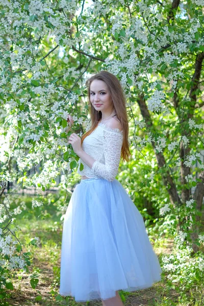 Красива весняна дівчина в квітучому дереві — стокове фото