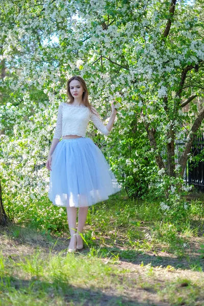 Schöne Frühling Mädchen in blühenden Baum — Stockfoto