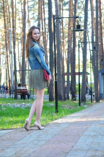 Schönes Mädchen posiert im Park — Stockfoto
