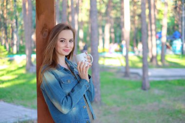 Güzel genç kadın, paket servisi olan restoran kahve bardağı, açık havada yaz aylarında içme. ,