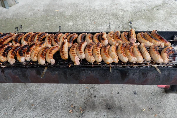 Birçok kaburga ve açık ızgarada pişmiş sosis — Stok fotoğraf