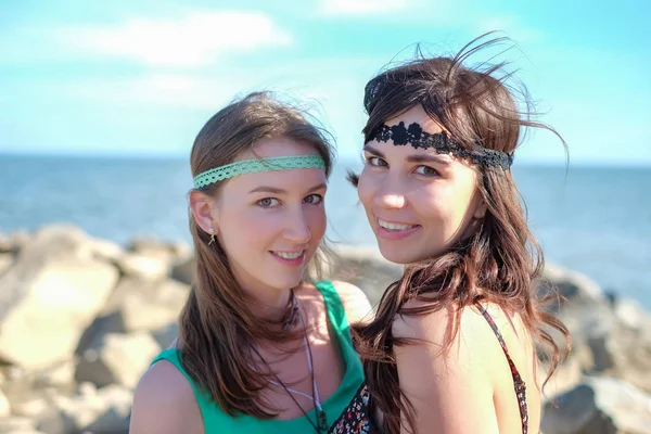 Retrato de duas belas jovens hippies na praia — Fotografia de Stock