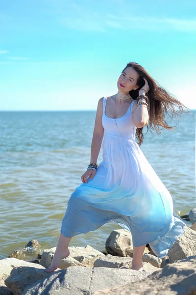 Gelukkig lachend hippie meisje op de achtergrond van de zee — Stockfoto