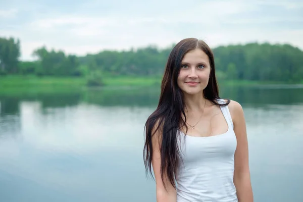 Retrato de una hermosa chica en el fondo de un lago — Foto de Stock