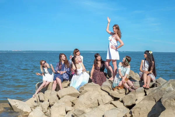 Літні канікули та канікули - дівчата з напоями біля моря — стокове фото