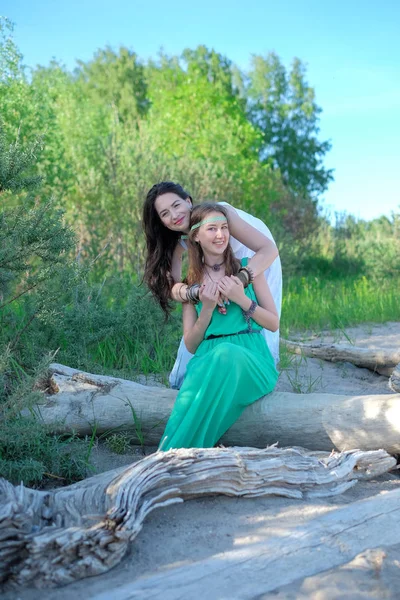 Zwei junge Frauen im Park — Stockfoto