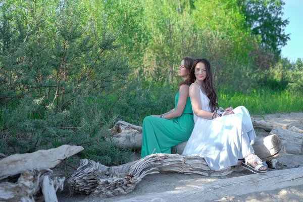 Dos mujeres jóvenes en el parque — Foto de Stock