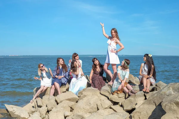 As meninas festejam na praia. Oito jovens mulheres perto do mar — Fotografia de Stock