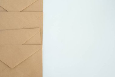 Beyaz arka plan yakın çekim üzerinde kahverengi letter kağıt üzerinden çeşitli zarflar görünümü top
