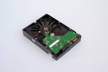 Sabit disk sürücüsü üzerinde beyaz bir arka plan izole. HDD