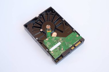 Sabit disk sürücüsü üzerinde beyaz bir arka plan izole. HDD