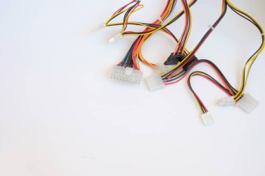 Renkli elektrik kablolarının close-up. Beyaz, kopya alanı izole