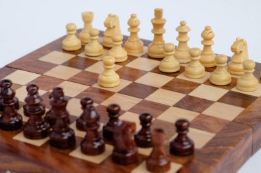 Satranç figürleri izole etmekte