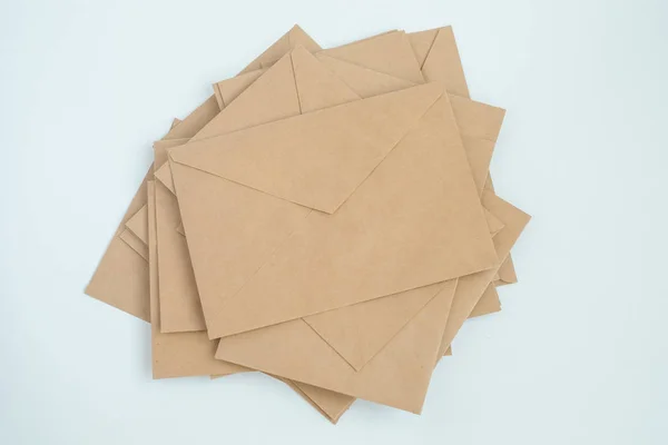 Vários envelopes de papel carta marrom, em fundo branco close-up, vista superior — Fotografia de Stock