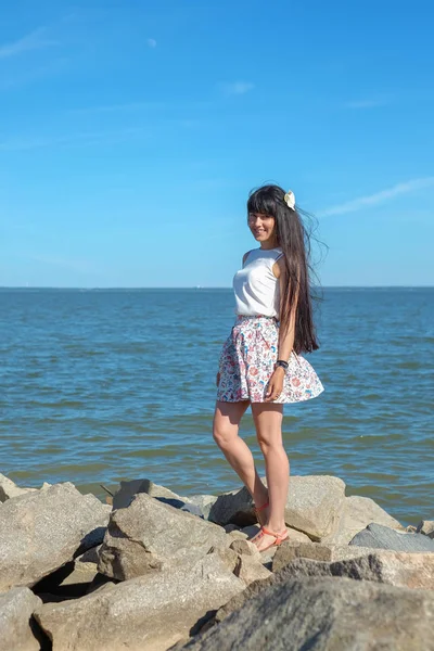Krásná žena se uvolnil v blízkosti moře. Letní den — Stock fotografie