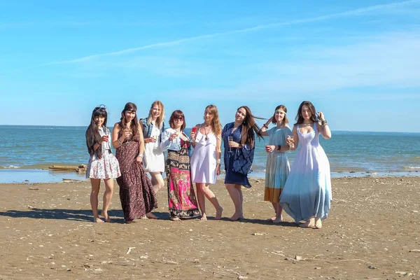 Férias de verão, férias, viagens e conceito de pessoas - grupo de jovens mulheres sorridentes na praia — Fotografia de Stock