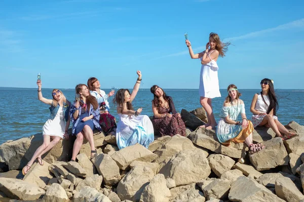 Férias de verão, férias, viagens e conceito de pessoas - grupo de jovens mulheres sorridentes na praia — Fotografia de Stock