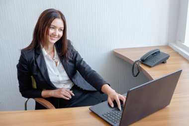 çekici bir kadın ofis dizüstü bilgisayar üzerinde çalışan